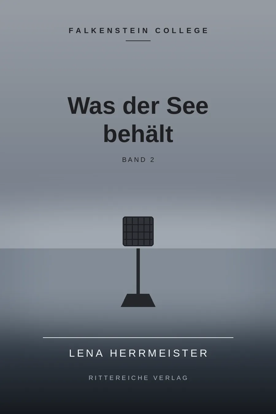 Cover von „Was der See behält“: ein Mikrofonständer am nebligen Seeufer