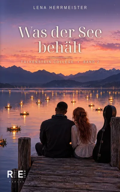 Cover von „Was der See behält“: zwei Menschen sitzen auf einem Steg über dem See im Abendlicht
